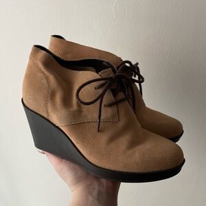COLE HAAN BRITT SUEDE CHUKKA SUEDE BOOT (SIZE 7)!